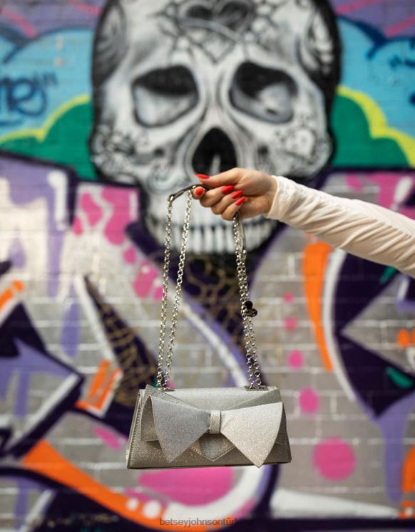 köşeli fiyonk dönüştürülebilir çanta gümüş N26HX215 kadınlar Betsey Johnson Aksesuarlar