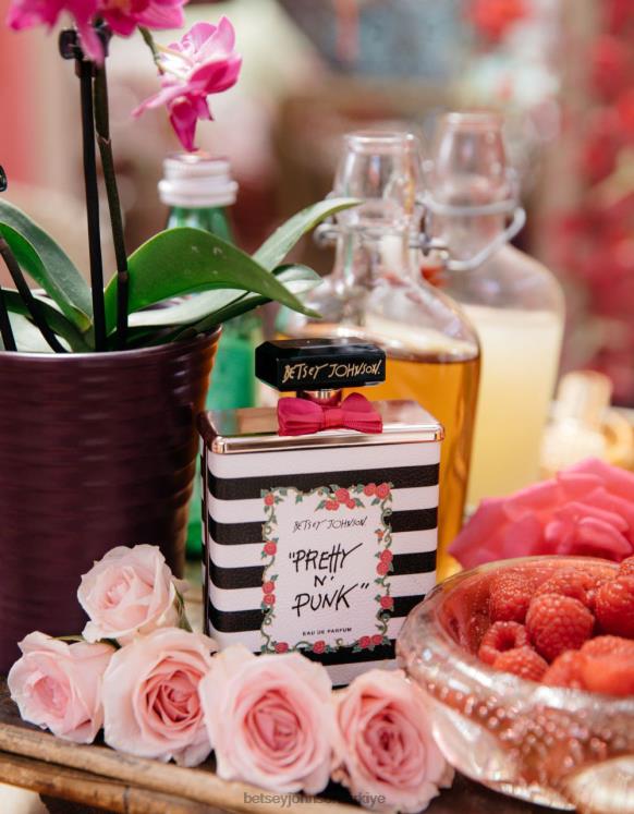 Pretty n punk eau de parfum pembe N26HX367 üniseks Betsey Johnson Aksesuarlar